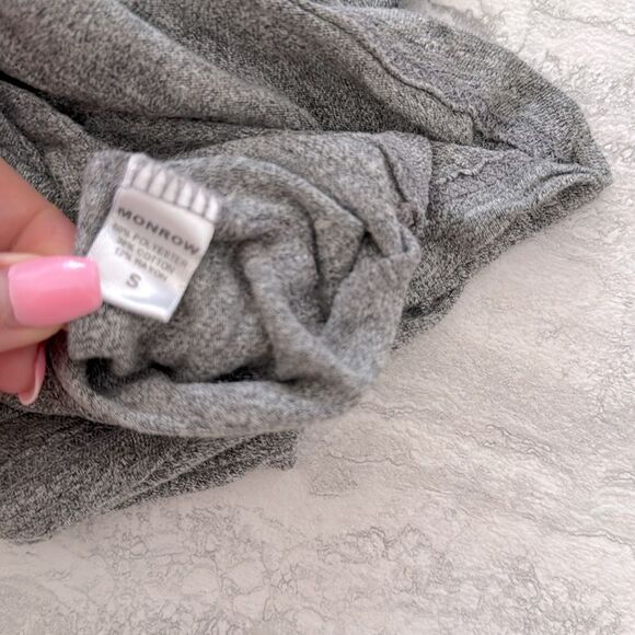 MONROW Heather Gray V Neck Top - Picture 5 of 5